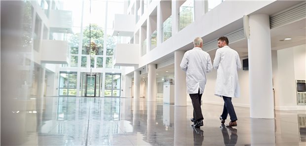 Internistentag zu Klinikpauschalen: Arztkosten als erste Stellschraube Die Personalarztkosten müssen aus den DRG herausgerechnet werden, fordern die Internisten (Symbolbild mit Fotomodellen).