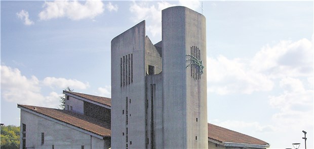 Was Adolf Hitler in einem französischen Kirchenfenster verloren hat Die Pfarr- und Wallfahrtskirche im lothringischen Dorf Vasperviller erinnert nicht nur durch das geneigte Dach an die berühmte Le-Corbusier-Kirche in Ronchamp.
