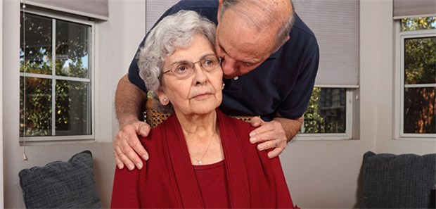 Die Pflege der dementen Ehefrau wird für den Partner schnell zum 24-Stunden-Job.