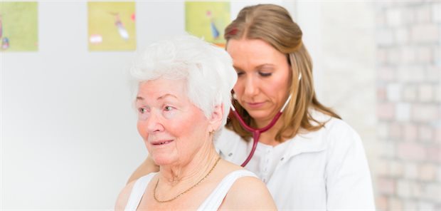 Ärztin hört Patientin ab.