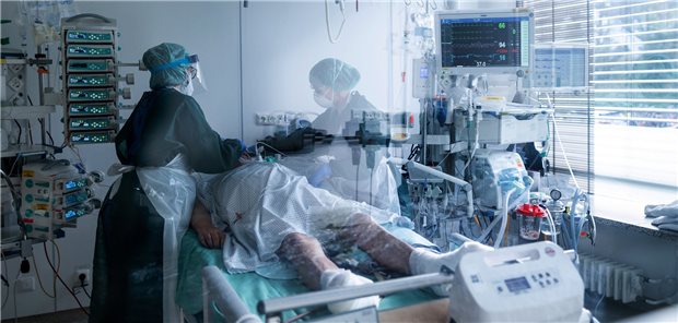 Pflegekammer fordert Zulage für jede COVID-19-Pflegekraft Die Pflege von COVID-19-Patienten ist besonders anspruchsvoll. Deshalb fordert die Pflegekammer Schleswig-Holstein eine monatliche Leistungszulage.
