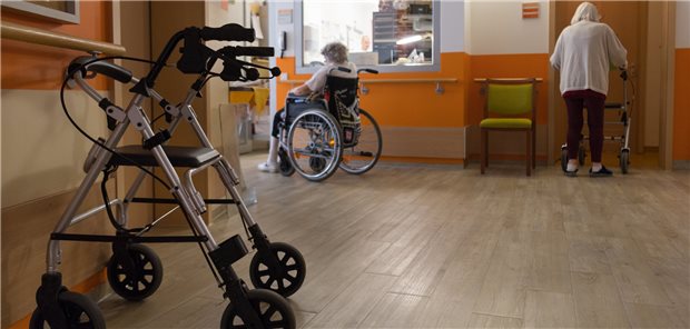 Beiträge zur Pflegeversicherung gehen in Steigflug Die Pflege wird immer teurer – Gesundheitsminister Lauterbach plant nun eine Beitragserhöhung zur Pflegeversicherung.