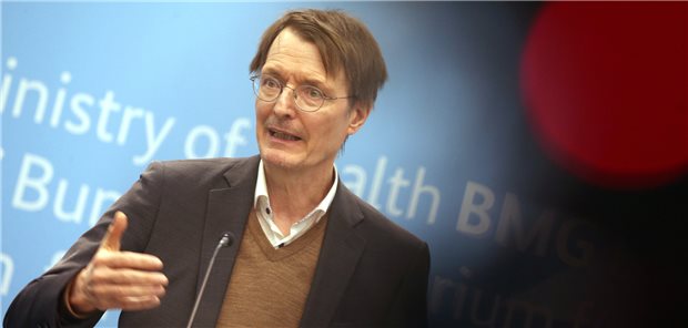 Lauterbach verteidigt Pläne für Pflegereform „Die Pflegebedürftigen haben unsere volle Solidarität verdient“: Gesundheitsminister Lauterbach verteidigt seine Pläne für eine Pflegereform, die auch die künftige Finanzierung sicherstellen soll.