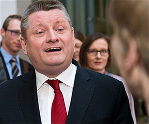Lohnersatz bei Pflegeauszeit Die Pflegebeiträge sollen in zwei Stufen angehoben werden, verkündet Bundesgesundheitsminister Hermann Gröhe.