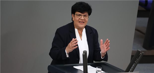 Pflegebevollmächtigte Moll will mehr Rechte für Pflegekräfte Die Pflegebevollmächtigte des Bundes, Claudia Moll, spricht im Bundestag.