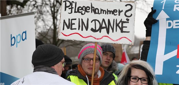 Pflegekammer als Geldverschwendung gebrandmarkt Die Pflegekammer in Schleswig-Holstein sorgt immer wieder für Unmut bei den Pflegern selbst. (Archivbild)