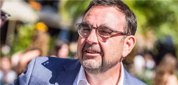 „Die Pflegekräfte in Bayern leisten sehr gute Arbeit. Umso wichtiger ist es, dass wir Missstände in Pflegeheimen schnell erkennen und aufklären, damit die Pflege nicht unter einen Generalverdacht gerät“, so Bayerns Gesundheitsminister Klaus Holetschek.  Einen wichtigen Beitrag dazu leiste das Pflege-SOS Bayern. (Archivbild) 