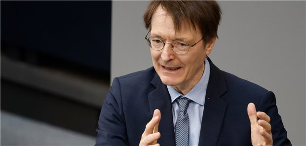 Bundestag beschließt höhere Beiträge und mehr Zuschüsse in der Pflege Pflegeversicherung ist „die Perle des Sozialstaats“: Gesundheitsminister Karl Lauterbach (SPD) bei der Verabschiedung des Pflegeunterstützungs- und Entlastungsgesetzes am Freitag im Bundestag.