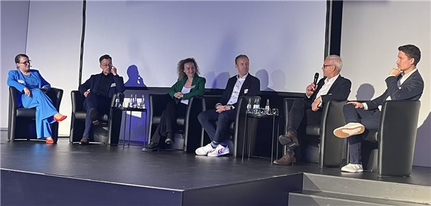 Die Podiumsdiskussion beim 10. E-Health Kongress Rhein-Main in Offenbach: v.l. Moderatorin Rebecca Beerheide, Stefan Sydow, Leiter der Abteilung Gesundheit im Hessischen Ministerium für Familie, Senioren, Sport, Gesundheit und Pflege, Nora Blum, Gründerin der DiGA selfapy, Daniel Cardinal, Leiter des Geschäftsbereichs Innovation und ambulante Versorgung bei der TK, Clemens Maurer, Kaufmännischer Geschäftsführer des Klinikums Darmstadt, und Dr. Moritz Völker, Arzt in Weiterbildung und Vorsitzender des Bündnisses Junge Ärztinnen und Ärzte im Hartmannbund.