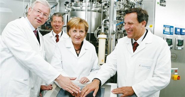 Brüssel und Berlin investieren in die Forschung Die Politik interessiert sich für die Pharmaforschung: Roland Koch, Angela Merkel und Novartis-Chef Daniel Vasella nehmen im Oktober 2007 bei Novartis-Behring in Marburg die weltweit erste Zellkultur-Grippeimpfstoff-Anlage in Betrieb.