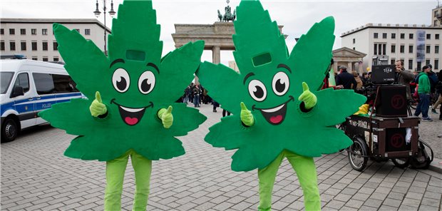 Cannabis-Freigabe: Fachleute für neuen THC-Grenzwert im Straßenverkehr Cannabis weed day im April in Berlin.