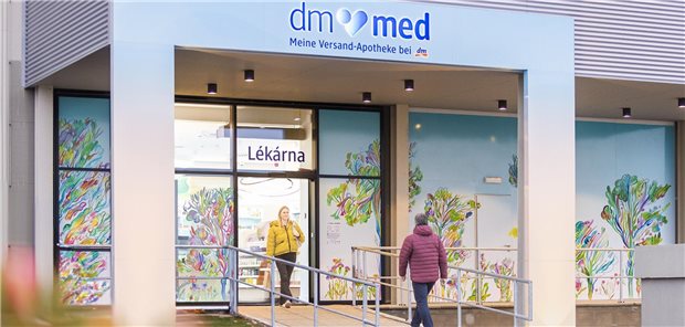 Die Präsenzapotheke, von der aus dm rezeptfreie aber apothekenpflichtige Arzneimittel versendet, befindet sich im tschechischen Bor, dicht an der Landesgrenze zur Bundesrepublik.