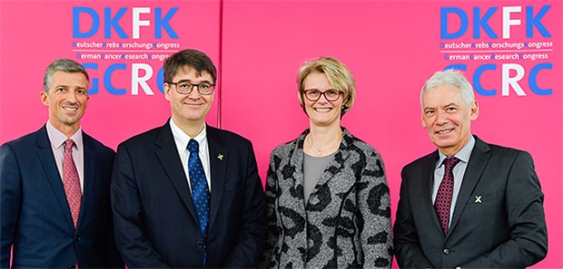 Einschwören auf den Kampf gegen Krebs Die Präsidenten des ersten Deutschen Krebsforschungskongresses Frederik Wenz (Deutsche Krebsgesellschaft, v.l.), Michael Baumann (Deutsches Krebsforschungszentrum) und Gerd Nettekoven (Deutsche Krebshilfe) mit der Bundesministerin für Bildung und Forschung Anja Karliczek, die den Kongress eröffnete.