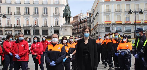 Spanien wappnet Gesundheitssystem für zweite Corona-Welle Die Präsidentin der Autonomen Gemeinschaft Madrid, Isabel Díaz Ayuso (M.), nimmt an einer Ehrung für die Helden im Kampf gegen das Coronavirus teil. In Spanien werden die Kontaktverbote langsam gelockert und die Regierung zieht erste Konsequenzen aus der schlechten Versorgung der Patienten und des infizierten Gesundheitspersonals in den vergangenen Wochen.