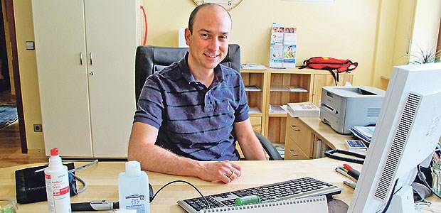 Die komplette Software in der Cloud - geht das? Die Praxis-EDV fest im Griff: Hausarzt Dr. Ralph Jäger sorgt dafür, dass sich die Arbeitszeit an den Computern der Praxis auf das Nötigste beschränkt, und sich die Ärzte dafür länger den Patienten widmen können.