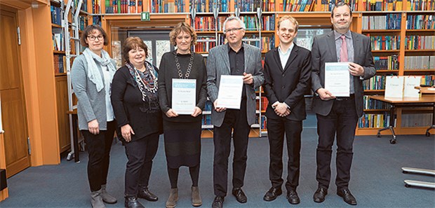 Innovative Ärzte müssen dicke Bretter bohren Die Preisträger: Dr. Susanne Nolof (3.v.l.) mit ihren Rheuma-Fachassistentinnen Brigitte Meseck und Birgit Möller (links); Dr. Wolfgang Landendörfer und IT-Entwickler Daniel Schlosser (3. und 2. v.r.) von PädExpert; ganz rechts hausarzt und Urologe Dr. Jörg Sandmann