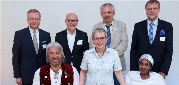 Neue Kraft durch Hilfe für andere Menschen Die Preisträger Klaus D. Herzog und Lul Autenrieb mit der Stiftungsvorsitzenden Barbara Breuer in ihrer Mitte