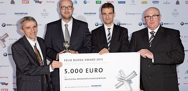 Awards für Engagement in der Darmkrebsvorsorge Die Preisträger des Felix Burda Awards in der Kategorie "Medizin und Wissenschaft" (v.l.): Professor Dr. Hermann Brenner, Dr. Christian Stock und Dr. Michael Hoffmeister vom Deutschen Krebsforschungszentrum in Heidelberg. Den Preis übergab KBV-Vorstand Dr. Andreas Köhler (r.).