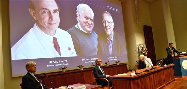 Medizin-Nobelpreis für Entdecker des Hepatitis-C-Virus Die Preisträger des Medizin-Nobelpreises 2020: Professor Harvey Alter, Professor Michael Houghton und Professor Charles Rice (von links nach rechts).