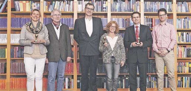 Die Preisträger des Wettbewerbs "Die innovative Arztpraxis 2015" (v.l.): Carla Martin und Michael Pohling,Dr. Georg Steinfurth und Kerstin Steinfurth, PD Dr. Mark Schäfer und Dr. Henrik Lamers.