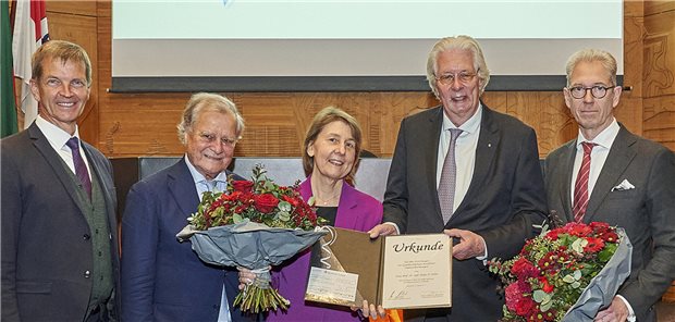 Professorin Tanja N. Fehm ausgezeichnet Die Preisträgerin Professorin Tanja N. Fehm mit (v.l.n.r.) dem Düsseldorfer Bürgermeister Josef Hinkel, Professor Coordt von Mannstein (Beiratsvors. Klüh Stiftung), Hans-Joachim Driessen (Vorstand Klüh Stiftung) und Laudator Dr. Andreas Gassen, Vorstandsvorsitzender der KBV.