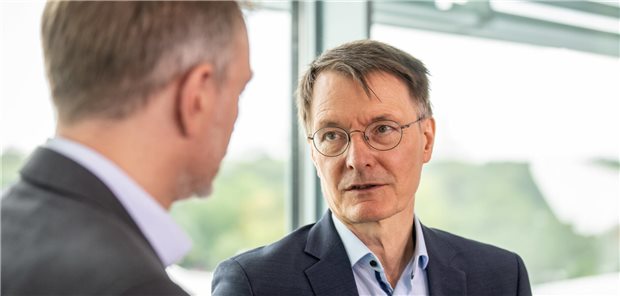 „Die Probleme sind groß, aber sie sind lösbar“: Bundesgesundheitsminister Karl Lauterbach (SPD) nach einer Kabinettssitzung am Mittwoch – hier im Gespräch mit Finanzminister Christian Lindner (FDP).
