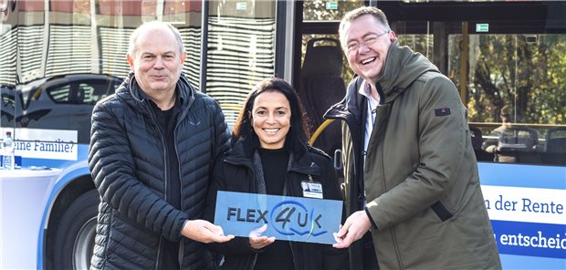 Pflegekräfte bestimmen selbst ihren Dienstplan Die Projektbeteiligen Hubert Riedmann, Stationsleitung in der Herz-Thorax-Chirurgie (links), Cashanna Schöller, Leiterin des neuen Flex-Büros und Klinikpflegedienstleitung und Marcus Huppertz, Pflegedirektor (rechts) freuen sich über den Start des Projekts.