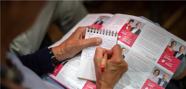 Castingshow voller Schlagworte Die Qual der Wahl: Ein SPD-Mitglied macht sich während der Vorstellung der Kandidaten in Hannover Notizen.