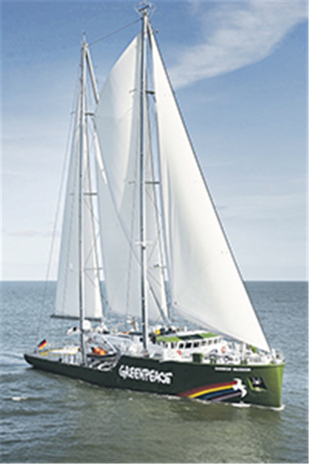 Das Schiff Rainbow Warrior III setzt die Segel Die Rainbow Warrior III kann bis zu 15 Knoten schnell segeln. Das entspricht einer Geschwindigkeit von über 27 Kilometern pro Stunde.