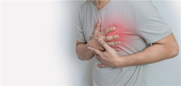 Mann fasst sich an die Brust