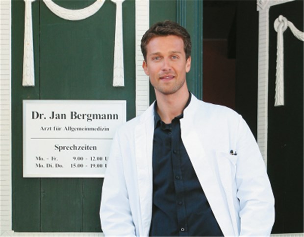 Verbände sehen Röslers Therapie gegen Ärztemangel mit Skepsis Die Realität ist nicht so rosig, wie es in der Fernsehserie "Der Landarzt" scheint. Immer weniger junge Ärzte wollen sich auf dem Land niederlassen. © imago