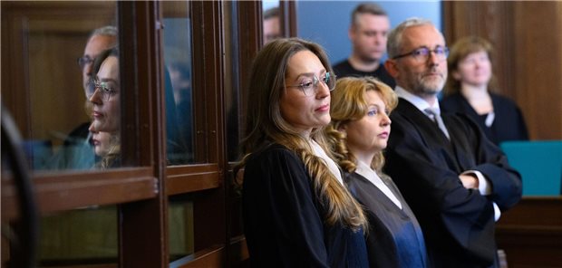 15 Patienten ermordet? Berliner Palliativarzt schweigt zum Prozessauftakt Die Rechtsanwälte des Angeklagten stehen beim Mordprozess gegen einen Palliativarzt, der in Berlin 15 Menschen getötet haben soll, im Landgericht Berlin.