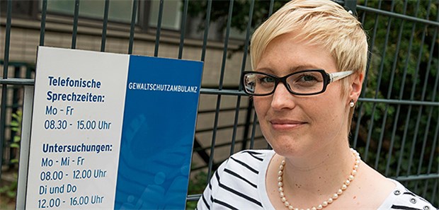 Eine Ambulanz als Seismograph für Gewalt Die Rechtsmedizinerin Saskia Etzold, Vize-Leiterin der Berliner Gewaltschutzambulanz, kennt die ganze Bandbreite von Gewalt: von blauen Flecken über Würgemale, Stichwunden und Verbrennungen bis hin zu Zeichen sexueller Übergriffe.