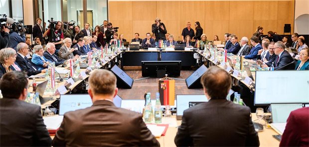 Das Foto zeigt die Teilnehmerinnen und Teilnehmer der Ministerpräsidentenkonferenz in Berlin.