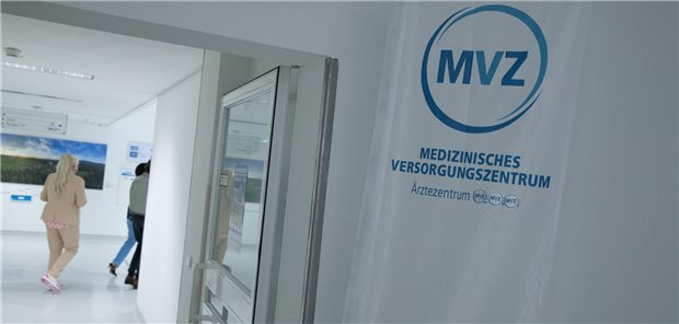 Ein Schild mit der Aufschrift "Medizinisches Versorgungszentrum" steht im Eingangsbereich eines Krankenhauses.