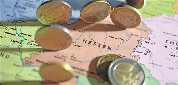 Geld auf einer Landkarte von Deutschland