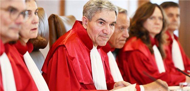 Zwangsbehandlung: Bundesverfassungsgericht prüft Gesetzeslage Die Richterinnen und Richter des Ersten Senats des Bundesverfassungsgerichts beraten seit Dienstag über ärztliche Zwangsmaßnahmen. Das Thema betreffe einen der „grundrechtssensibelsten Bereiche des Erwachsenenschutzes“, sagte Gerichtspräsident Stephan Harbarth (3. v.l.) zu Beginn der Verhandlung.