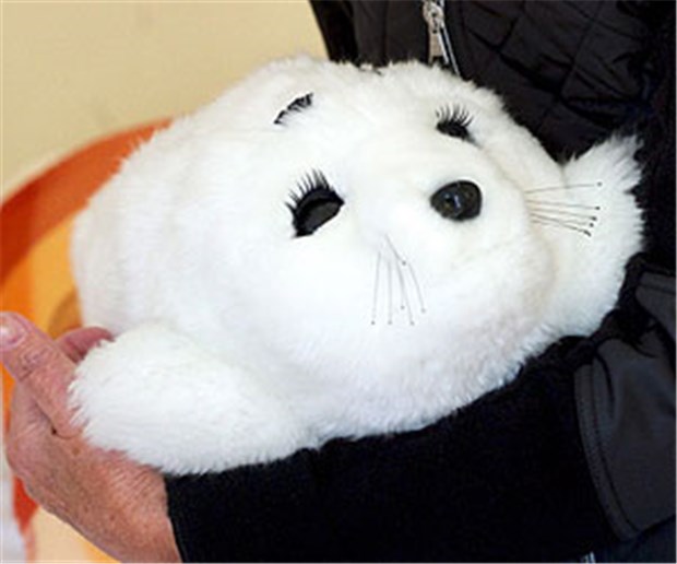 Japan und Deutschland am Zug Die Robbe Paro: Kuscheltiere wie dieses sollen Pflegeheimbewohnern die Einsamkeit vertreiben. Das wird sowohl in japanischen als auch deutschen Heimen bereits praktiziert.