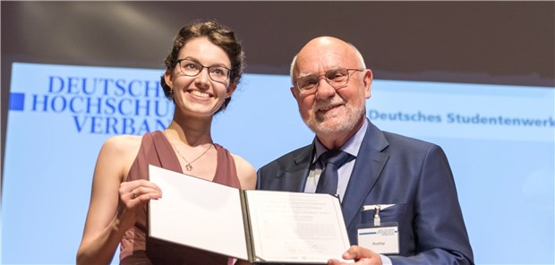 Rostocker Medizinstudentin ist „Studentin des Jahres“ Die Rostocker Medizinstudentin Wiebke Gehm wird von Professor Rolf-Dieter Postlep, Präsident des Deutschen Studentenwerks, bei der Gala der Deutschen Wissenschaft als Studentin des Jahres ausgezeichnet.