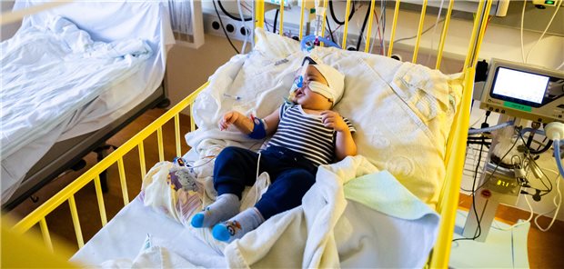 Die STIKO empfiehlt RSV-Vorsorge mit dem Antikörper Nirsevimab für alle Neugeborenen und Säuglinge – ungeachtet konkreter Risikofaktoren.