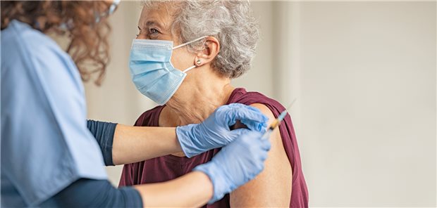 Kein Monopol für Hochdosis-Influenza-Impfstoff bei über 60-Jährigen Die STIKO empfiehlt bei Ü-60-Jährigen den Hochdosis-Grippeimpfstoff. Doch weil das Gesundheitsministerium Sorge hatte, der Impfstoff könne nicht ausreichen, hat es bereits 2021 in einer Rechtsverordnung klargestellt, dass Praxen auch herkömmliche inaktivierte quadrivalente Influenza-Impfstoffe verabreichen können. (Motiv mit Fotomodellen)