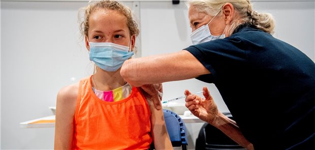 STIKO ist für COVID-Auffrischimpfung bei 12- bis 17-Jährigen Die STIKO empfielt die Corona-Boosterimpfung für 12- bis 17-Jährige mit dem mRNA-Impfstoff Comirnaty® von BioNTech/Pfizer.