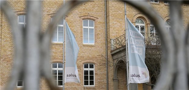 Die Salus Klinik Bernburg hat ihre Fahnen auf Halbmast gesetzt. Hier war der Attentäter als Arzt beschäftigt.