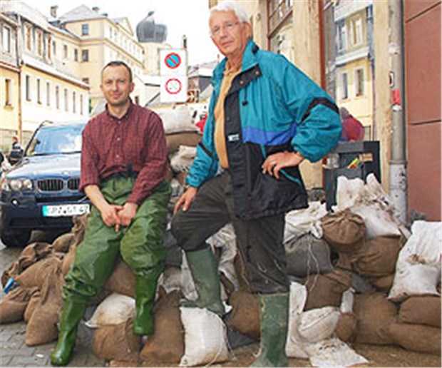 So kämpfen zwei Ärzte gegen das Hochwasser Die Sandsäcke vor dem Gebäude haben nicht viel geholfen: Hausarzt Carsten Thomas und sein Vater Frank Thomas haben beim Aufräumen viel Arbeit.