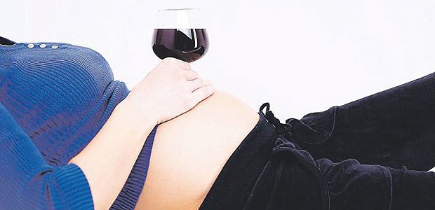 Jeder Schluck Alkohol ist Kindesmisshandlung Die Schädigung durch Alkohol im Mutterleib ist die häufigste angeborene Schädigung überhaupt, und dabei die einzige, die sich absolut vermeiden ließe.