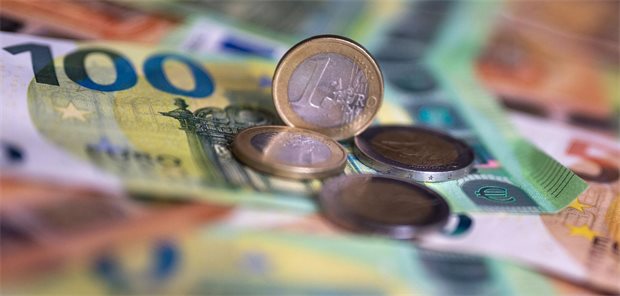 Geldscheine mit dem Wert von 100 und 50 Euro und Münzen liegen auf einem Tisch.
