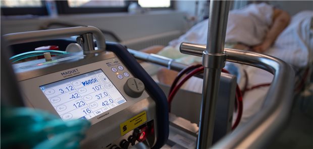 Die Schläuche einer ECMO-Maschine auf der Intensivstation für Corona-Patienten am Sana Klinikum Offenbach: Die Behandlungskosten für COVID-19-Patienten, die an eine ECMO angeschlossen werden müssen, belaufen sich auf durchschnittlich 92.000 Euro.