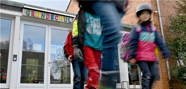 Sonderregeln für Eltern, die im Gesundheitsbereich arbeiten Die Schulen und Kitas in Schleswig-Holstein bleiben von Montag an bis zum 19. April geschlossen.