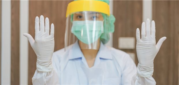 Die Schutzausrüstung stört das Fingerspitzengefühl – was das Anlegen eines peripheren intravenösen Katheters erschwert.