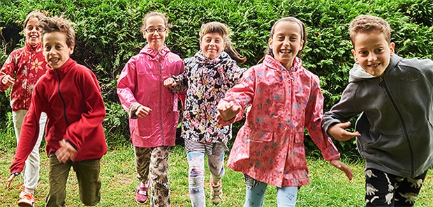 Bei den Sechslingen ist immer was los Die Sechslinge Esma, Zehra, Rana, Adem, Zeynep, Ahmed aus Berlin rennen in ihrem neuen Garten.